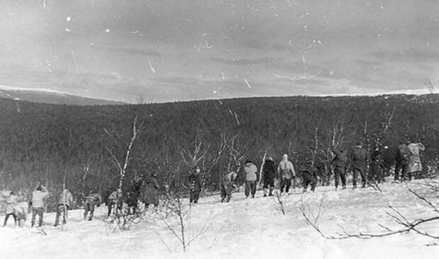 Поисковики шли по перевалу шеренгой, каждый метр протыкая снег щупами. ФОТО из архива фонда памяти группы Дятлова. 