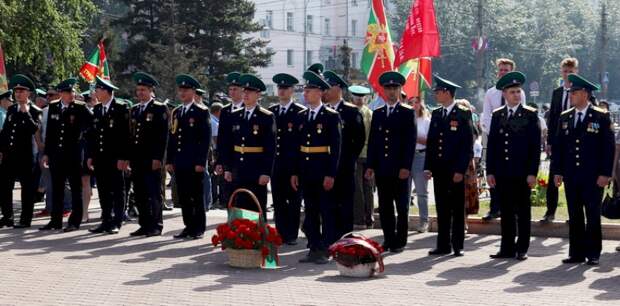 Томенко и Франк приняли участие в митинге ко Дню пограничника в Барнауле