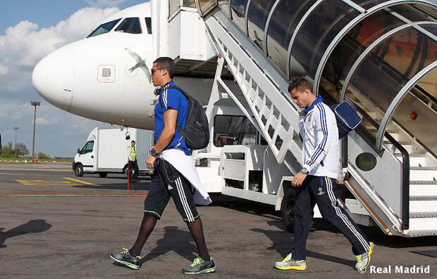 Криштиану Роналду в колготках выходит из самолёта. Тоттенхэм, 2011 год.