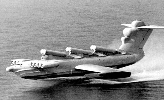 Экраноплан «Лунь» С-31 Экраноплан «Лунь» представлял собой нечто среднее между самолетом и кораблем. Серьезная огневая мощь, внушительная скорость, надежная защита — этот проект вполне мог бы стать очень серьезным противником и на воде, и в небе. Однако гигантские размеры делали экраноплан легкой целью для истребителей. В конце 1980-х годов ВВС СССР начали реализацию еще одного экраноплана, чтобы гиганты работали в паре. Крест на амбициозном проекте поставил развал Советского Союза. С-31 вывели из эксплуатации в 1997 году. Сейчас он базируется на военно-морской базе в Каспийске.