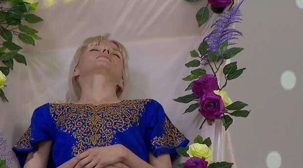 Катали девушек в гробах: в Киеве прошла выставка похоронной культуры