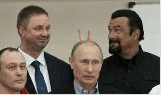 Стивен Сигал ставит рожки Путину вирусное фото, фейк