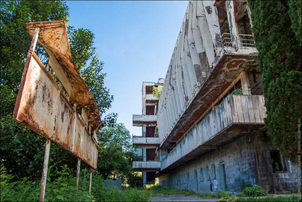 Заброшенное здание турбазы