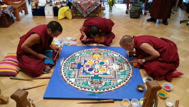 Тибетские монахи строят песочную мандалу Авалокитешвары в Москве