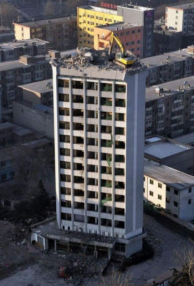 Демонтаж высотного здания по-китайски (1)