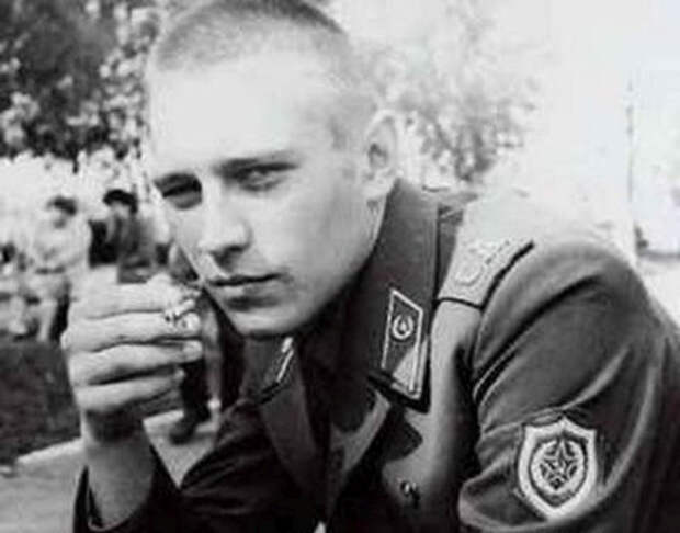 Знаменитости во время службы в армии (26 фото) Знаменитости во время службы в армии (26 фото)