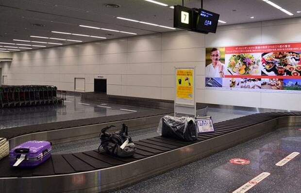 Поиск багажа в аэропорту: пригодится яркий маркер на ручке чемодана.