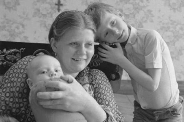 Ирина Муравьева с сыновьями | Фото: 24smi.org Ирина Муравьева с сыновьями | Фото: 24smi.org