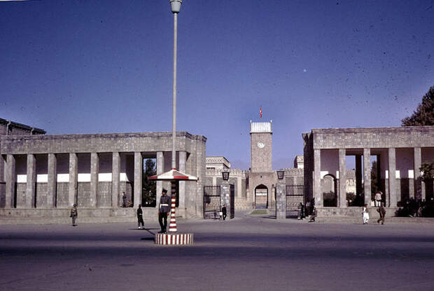 61. Караульная служба у королевского дворца в Кабуле афганистан, ретро, фотография