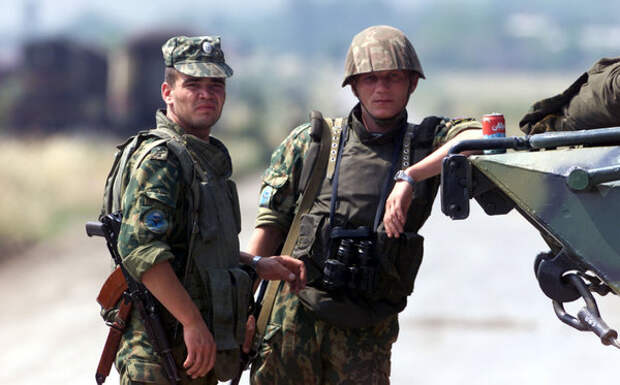 Российские военнослужащие в Приштине, июнь 1999 г. Фото: Capt Gallagher
