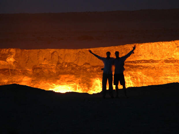 Пылающий кратер Дарваза в Туркмении./Фото: time-for-rest.com