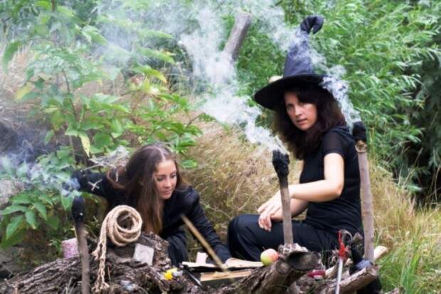 Две молодые ведьмы за ритуалом