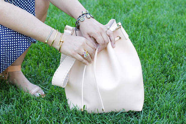 Spring bucket bag look of the day