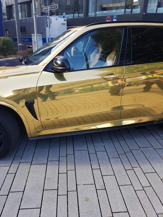 Результат пошуку зображень за запитом "Полиция запретила ездить на «золотом» BMW X5"