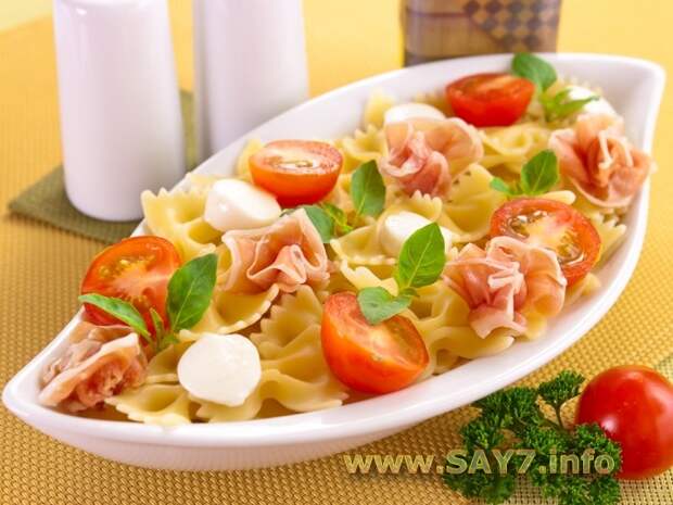 Макароны с беконом, моцареллой и помидорами