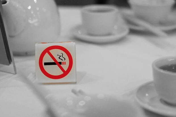 Врач Пчеляков рассказал, почему некоторым людям сложно бросить курить