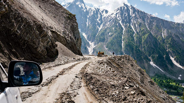 the-most-dangerous-road-in-india-artnaz-com-5