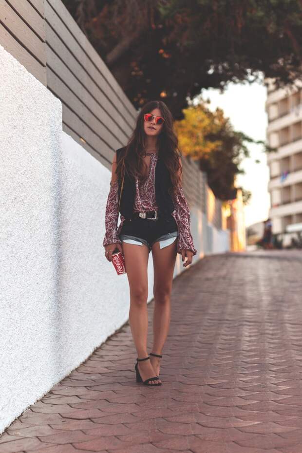 The-Fashion-Fraction-Ibiza-Beach-Outfit-Bohemian-Style-One-Teaspoon-Shorts-Freepeople-Top-Saint-Laurent-Betty-bag-14