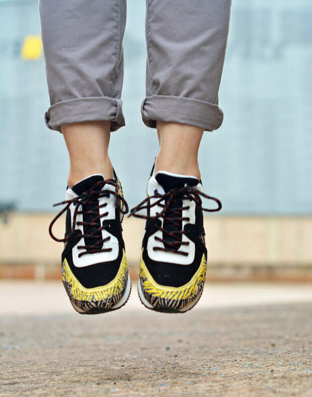Spring style | Grey chinos and multi coloured sneakers