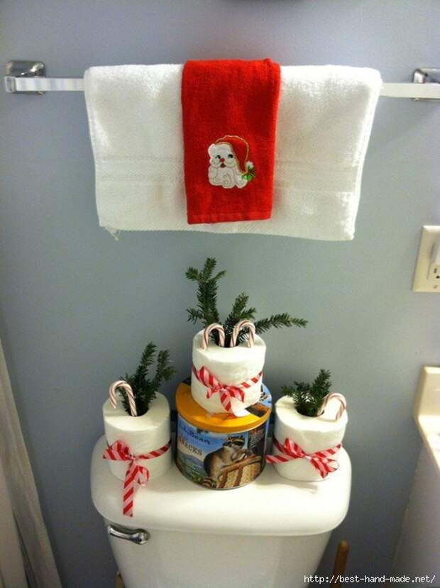 Inexpensive-Christmas-Bathroom-Decorations-with-Red-Santa-Towel-and-Paper-with-Candy-Cane-and-Pine-Leaves-with-Red-Ribbon-over-Toilet-Tank-634x848 (523x700, 250Kb)