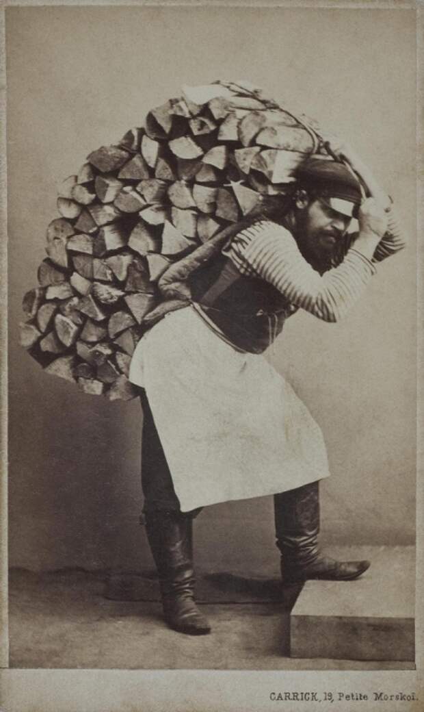 Дворник с дровами.