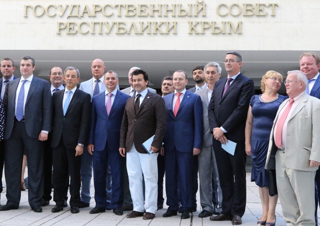 Председатель комитета Госдумы РФ по делам СНГ, евразийской интеграции и связям с соотечественниками Леонид Слуцкий (второй слева), Тьерри Мариани (четвертый слева), Владимир Константинов (шестой слева) и депутат французского парламента Николя Дюик (седьмой слева) во время совместного фотографирования у здания Госсовета Крыма