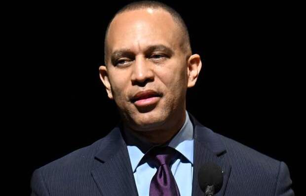 Лидер демократов в Палате представителей Джеффрис призвал к смене режима в США