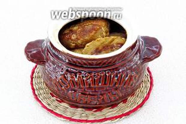 Горшочки накрыть крышками, поставить в духовку, разогретую до температуры 180°С, и тушить в течение 20 минут. Подать в горшочках.