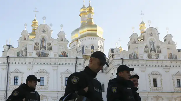 СМИ сообщили о задержании порядка 100 человек возле Киево-Печерской лавры