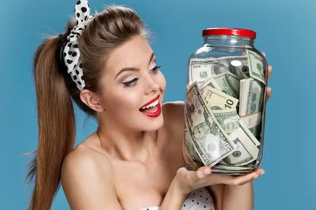 девушка с банкой денег