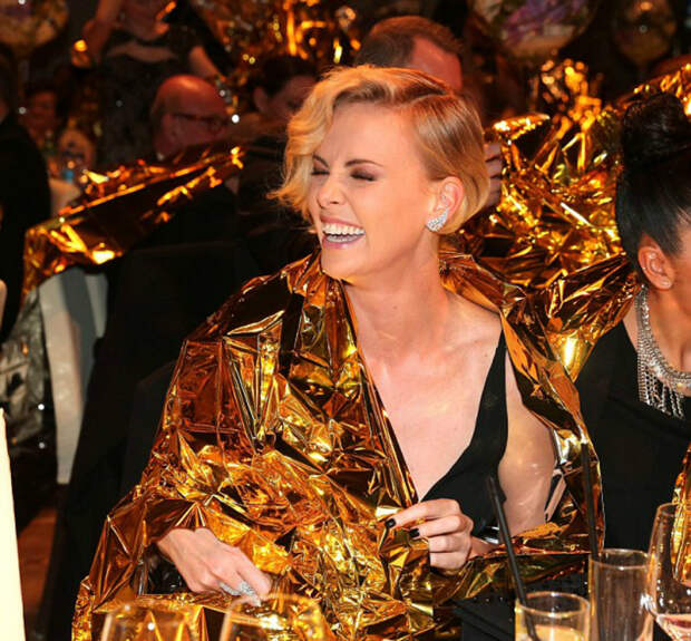 3141FCFC00000578-3448304-I_can_t_believe_I_m_wearing_this_Charlize_looked_to_finding_the_-m-99_1455612022082