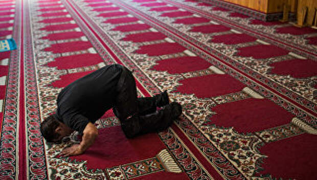 Мусульманин молится в мечети в городе Риполь к северу от Барселоны, Испания. 19 августа 2017