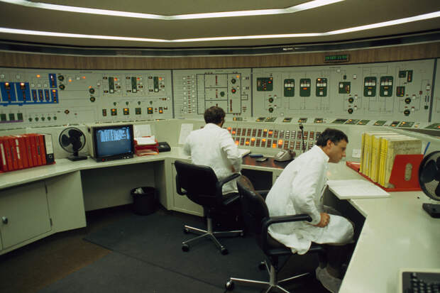 Техники за работой на ядерном объекте Селлафилда, Великобритания