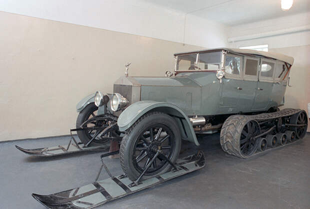 На основе шасси Rolls-Royce Silver Ghost построили уникальные в своем роде автомобильные сани. Из-за этого скорость снизилась со 135 километров в час до 60