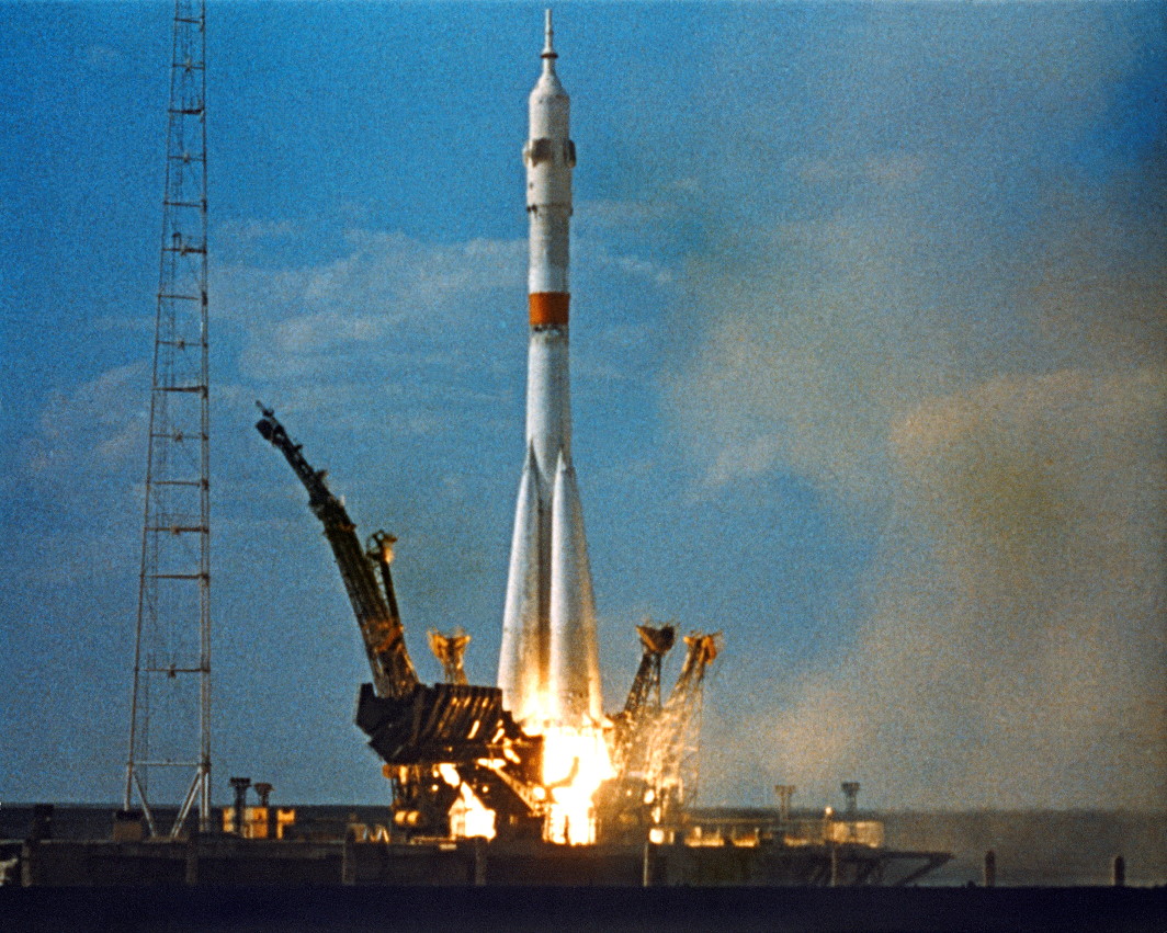 1975 soyuz-19_launch.jpg 1975 soyuz-19_launch.jpg