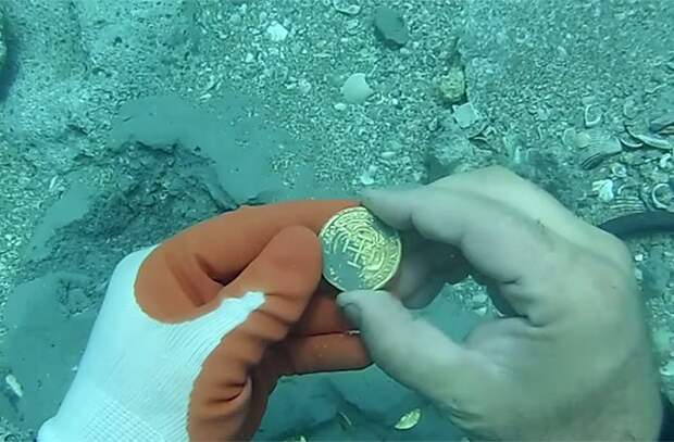 Дайвер снимал видео, когда нашёл сокровища на сумму 1 000 000 долларов