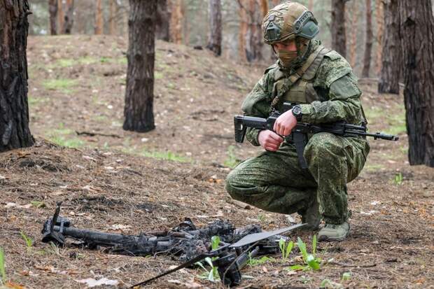 Российский морпех обезвредил украинский дрон «Баба-Яга» с помощью веревки