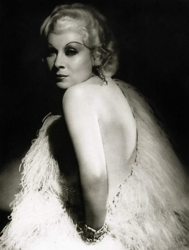 Mae West - роковая женщина, сводившая с ума всех мужчин Америки.