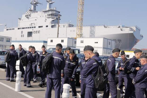 В ВМФ России заявляли, что планируют к 2020 году получить первый большой десантный корабль нового поколения водоизмещением порядка 16 тысяч тонн. Представители флота сообщали, что облик корабля уже сформирован, однако в Объединенной судостроительной корпорации отметили, что пока речь идет только о проработках. На фото: российские моряки рядом с кораблем "Владивосток" в порту Сен-Назер, Франция, 2014 год