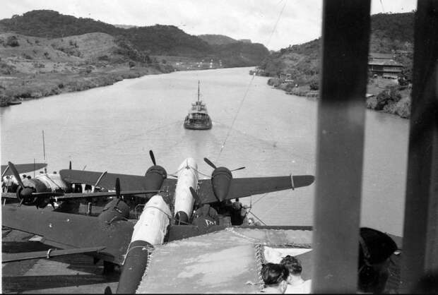 4. Буксир тянет авианосец "Барнс" (CVE-20) через Панамский канал. На лётной палубе выставлена трофейная японская техника. Вторая, война, мирова, фото