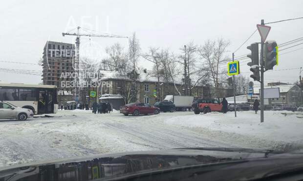 Танк врезался в автобус: в центре Архангельска произошло ДТП