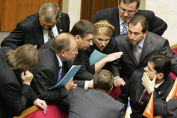 Справа налево: народный депутат Украины, фракция Наша Украина (НУ), Руслан Князевич, народный депутат Украины, фракция БЮТ, Николай Томенко, народный депутат Украины, лидер фракции БЮТ Юлия Тимошенко, народный депутат Украины, лидер фракции НУ Вячеслав Кириленко, народный депутат Украины, фракция НУ Вячеслав Коваль и народный депутат Украины, фракция НУ, Владимир Капрук (справа вверху) во время заседания Верховной Рады Украины (ВРУ) 