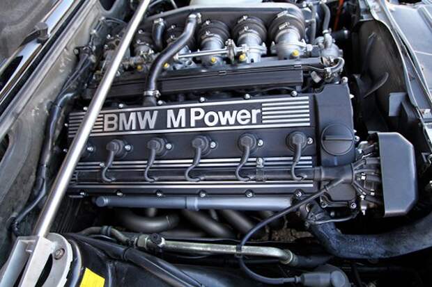 Южноафриканское подразделение BMW приступило к модернизации двигателя мощностью 286 л.с.Двигатель М88 под праворульную версию.Просто этот двигатель просто не подходил для этой машины, тем более, что она шла и с механической, и с автоматической коробкой передач.И большинство клиентов выбрали автоматизацию, что не очень хороший выбор.