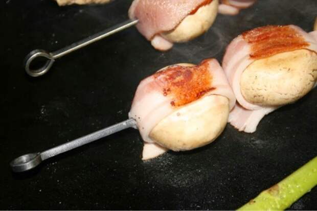 Шампиньоны в беконе на мангале рецепт. Шампиньоны в беконе на сковороде. Шампиньоны в беконе на сковороде. Шампиньоны фаршированные в беконе на мангале. Грибы в беконе.