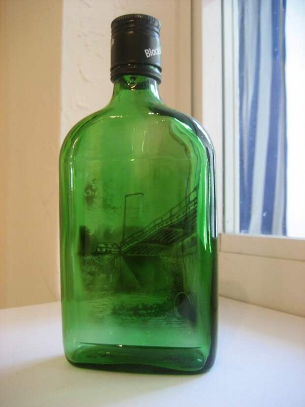 Рисунки на внутренней стороне пустых бутылок нарисованы с помощью дыма от свечей