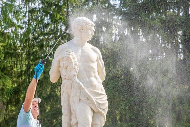 В Царском Селе прошел «банный день» для скульптуры в Екатерининском парке