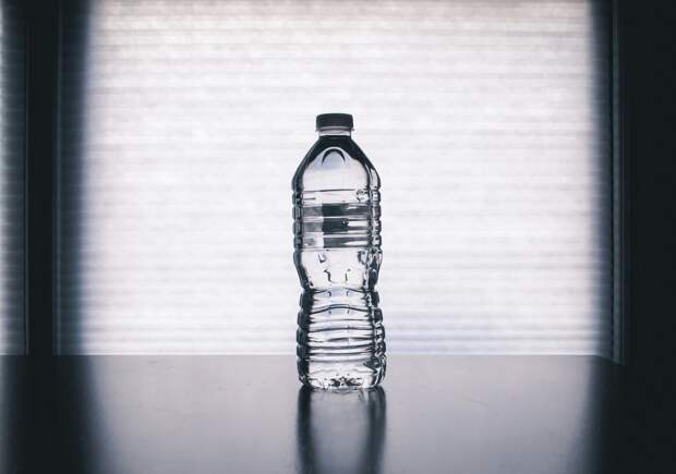 Люди проглатывают с бутилированной водой 90 тысяч микрочастиц пластика в год