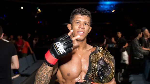 Стерлинг отреагировал на победу Мораеша после удара коленом в голову Джонсону