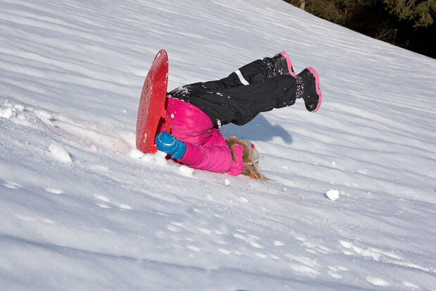 В Приморье ребенок сломал крестец после поездки на привязанном к машине снегокате