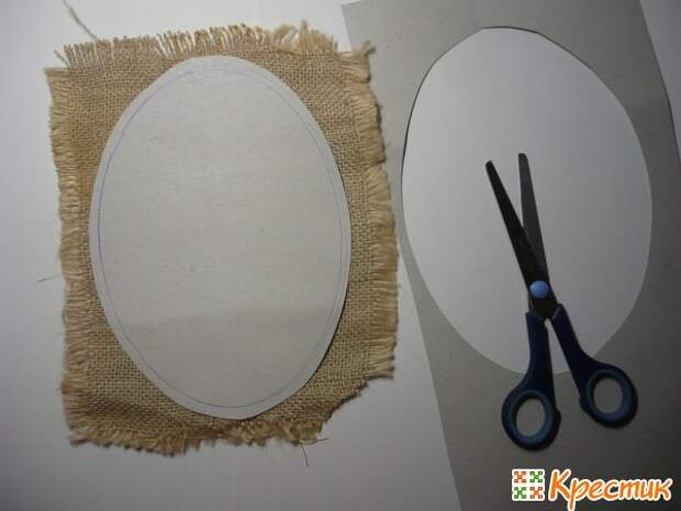 Из картона вырезаем овал